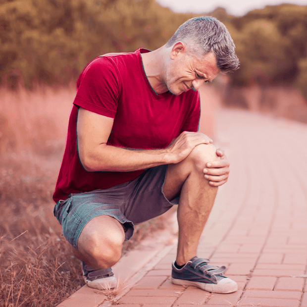 Hombre con dolor en la rodilla