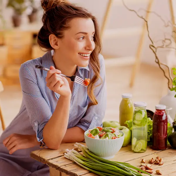 Mujer comiendo saludable