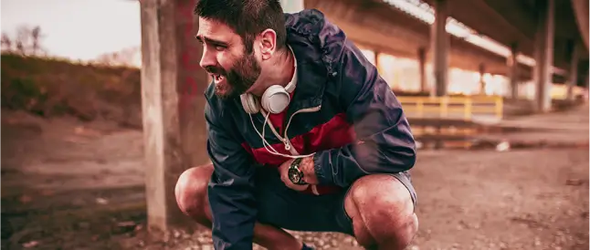 Hombre cansado de entrenar con traumatismo muscular